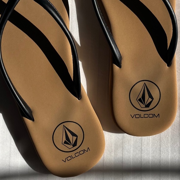 Volcom Flip Flops - Picture 2 of 3